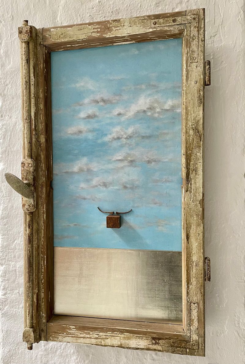 AUSSICHT 2021 Antiker Fensterrahmen, Weißgold auf Holz, Acrylfarbe, oxidiertes Metall 50x80
