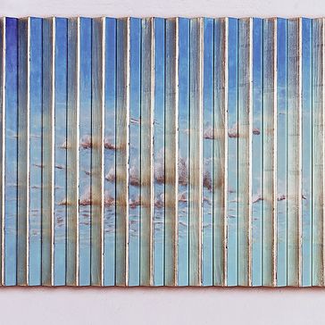 Kunstobjekt: Wolken1010, Weißgold, Acrylfarbe auf Holz 70x50