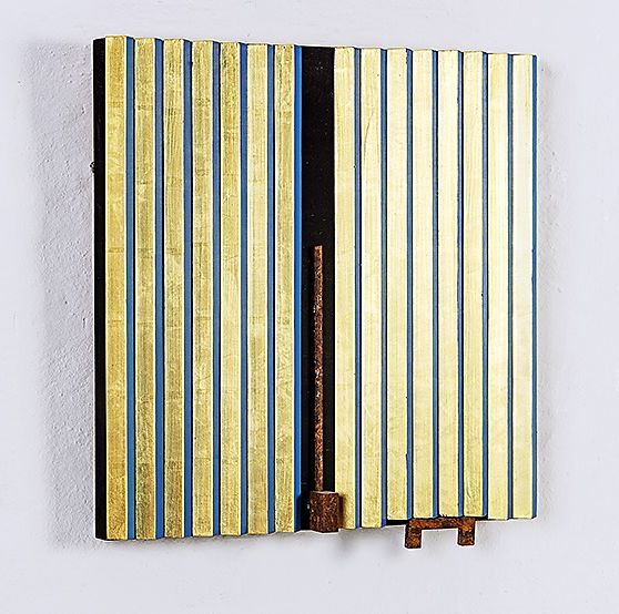 Kunstobjekt: Inbetween 2019 Orangegold, Acrylfarbe auf Holz, oxidiertes Metall 50x50